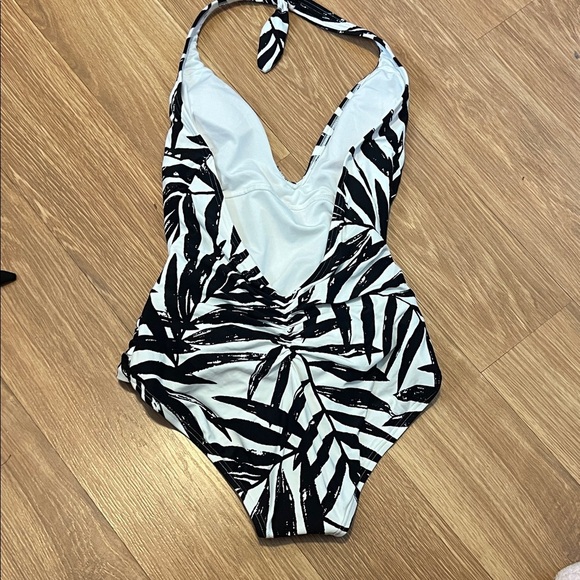 Carmen Marc Valvo Black and White One Piece Swimsuit size 8 excellent condition - Picture 4 of 4